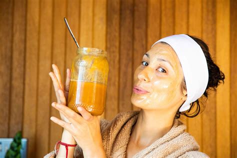 WHY YOU SHOULD DO A RAW HONEY MASK — Jasmine Hemsley | Diy honey face ...