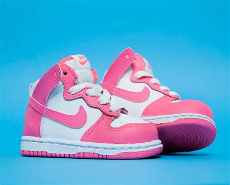 Tiny pink trainers are always cute. These Nike Dunk High trainers are no exception. | Schuhe