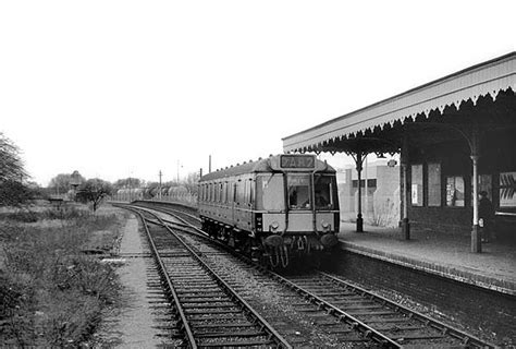 Disused Stations: Staines West Station