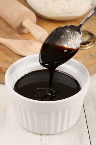 Treacle vs Molasses: What's the Difference? - Substitute Cooking