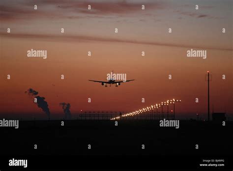 Plane taking off sunset hi-res stock photography and images - Alamy