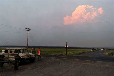 Sprawling Oregon wildfire, largest of dozens in U.S., continues to grow | Reuters