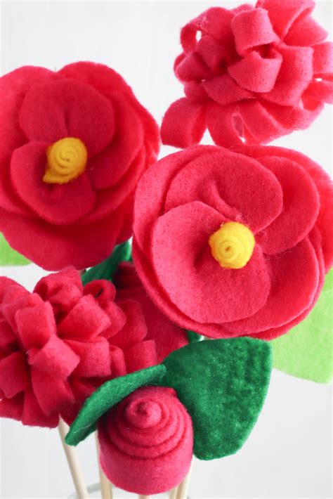 Make This -> DIY Felt Flowers Tutorial - THE SWEETEST DIGS