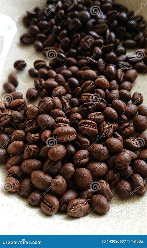 Peaberry Coffee Beans in Medium Roast. Aromatic of Fresh Coffee Stock Image - Image of roast ...