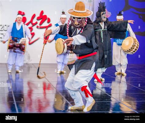 Actors performing the traditinal Korean Maskdance at Andong South Korea Stock Photo - Alamy