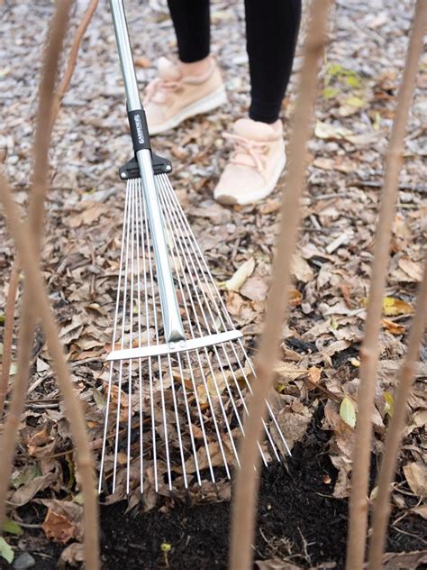 Expandable Leaf Rake | Gardener's Supply