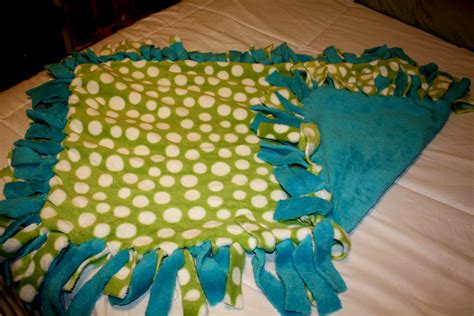 An Easy-Peasy No Sew Blanket