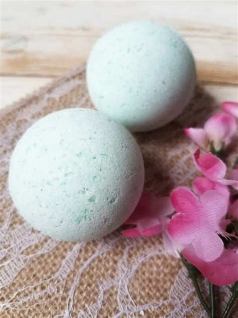 Easy DIY Bath Bombs Recipe With Peppermint Essential Oils