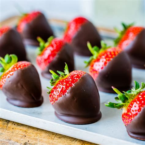 How To Make Chocolate Covered Strawberries Easy | Blondelish.com