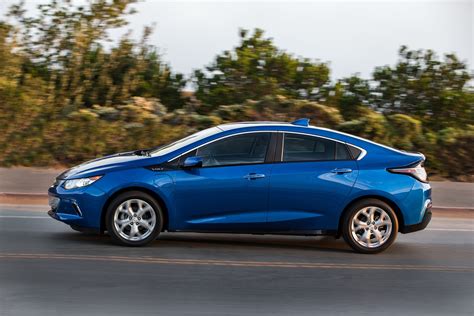 2018 Chevrolet Volt plug-in hybrid carries over with few changes (updated)