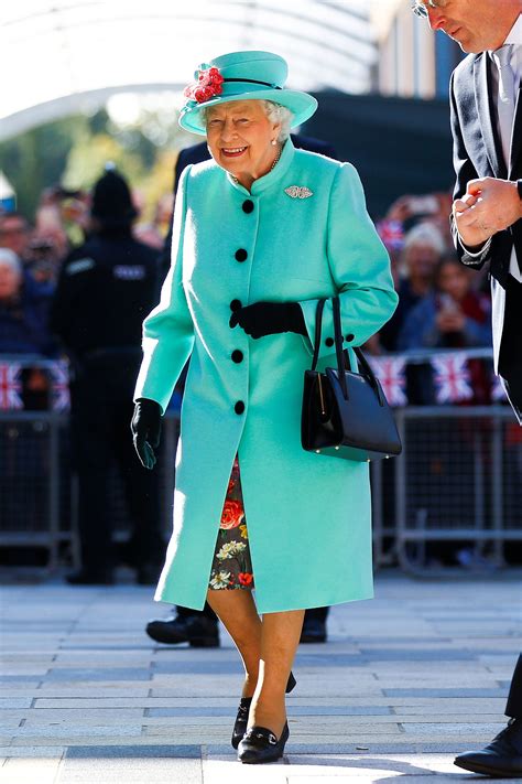 Elizabeth Ii Fashion / Photos Of Queen Elizabeth S Style How The ...