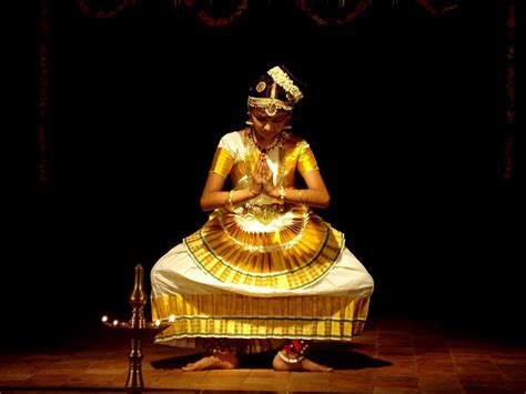 Kerala Tourism: Kerala Dance Forms Mohiniyattam