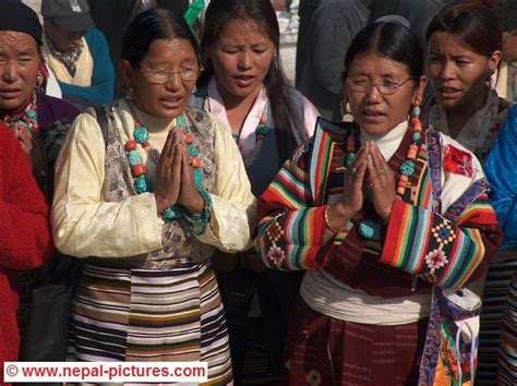 Tibetan women during Losar Festival - Nepal-Pictures.com