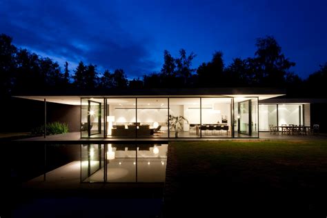 Ultra Modern Glass House Architecture