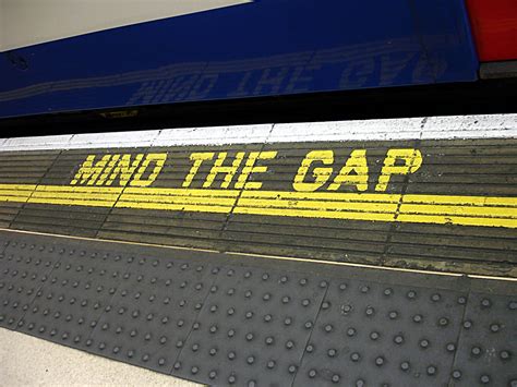 File:Bakerloo line - Waterloo - Mind the gap.jpg - Wikimedia Commons