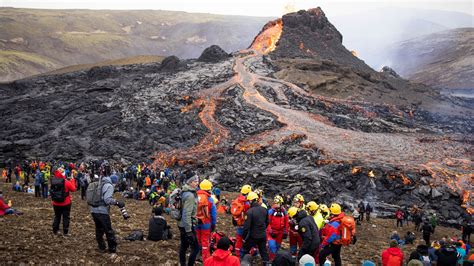 Iceland volcano: Hikers evacuated as lava spurts from new crack in ...