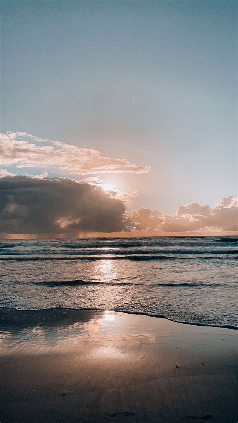 Sunrise Ocean iPhone Wallpaper | Australia wallpaper, Calming pictures, Gold coast