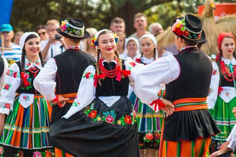 Folk Dancing Group in Poland puzzle in People jigsaw puzzles on TheJigsawPuzzles.com. Play full ...