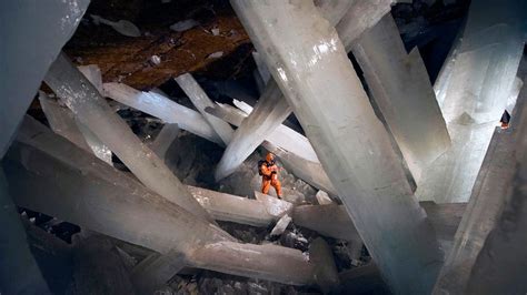 Mexico's Giant Crystal Cave Is Beautiful But Deadly | HowStuffWorks