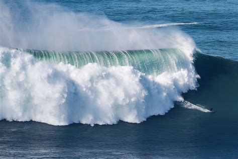 Hurricane-generated swell draws big wave surfers to Portugal's Nazare | Daily Sabah