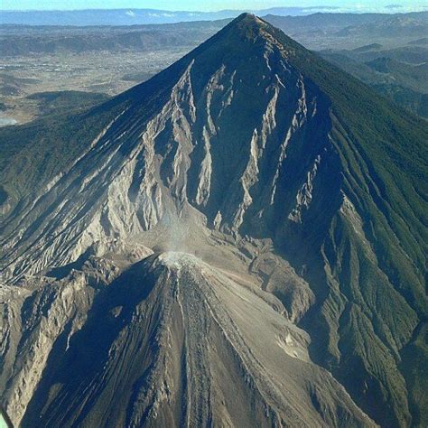 El pequeño Volcan Santiaguito y al fondo el durmiente Volcán de Santa María, Quetzaltenango ...