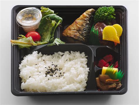 ELI Student introduces Japanese boxed lunches to U.S.