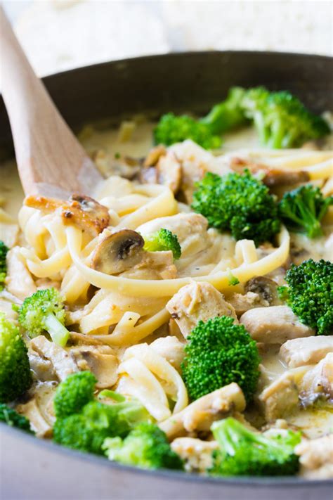 Fettuccine Alfredo with Chicken, Mushrooms, and Broccoli - Easy Peasy Meals