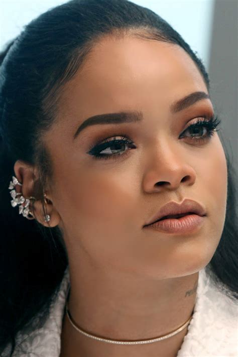 Pin by ℒℴvℯly on Rihanna, a modern angel. | Rihanna makeup, Rihanna, Rihanna style