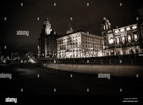 Liverpool liver building at night Stock Photo - Alamy