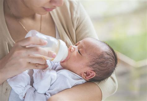 Bottle-Feeding: 8 Essential Tips for New Moms - Parenthesis Info