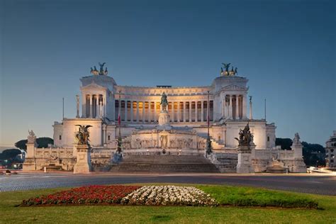 Piazza Venezia in Rome: what to visit - Italia.it