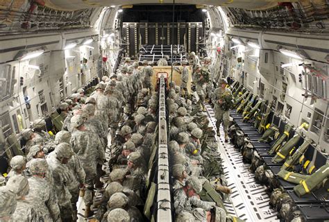 82nd paratroopers demonstrate in-flight parachute rigging | Article ...