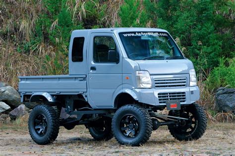 (A little off-topic) Custom 1300cc Suzuki Carry kei-pickup with an 10 ...