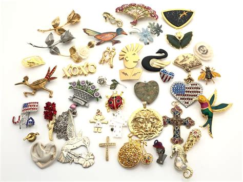 Lot - Lot Vintage Miscellaneous Brooches Pins