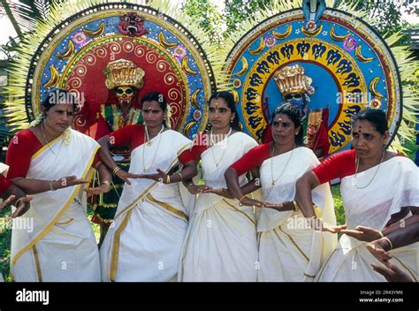 Thiruvathira dancers hi-res stock photography and images - Alamy