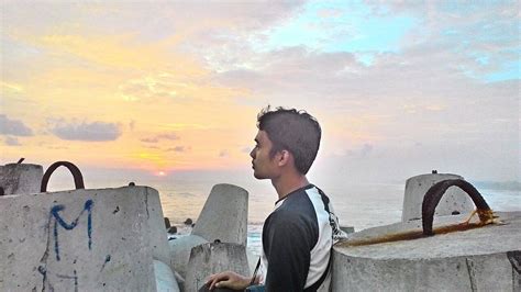 Tertegun Dengan Sunset Pantai Glagah Yang Sejukan Jiwa