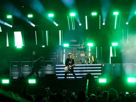 Green Day doesn't disappoint during Grey Cup halftime show in Hamilton | CBC News