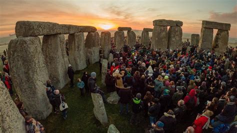 Stonehenge winter solstice crowd the biggest of pandemic - BBC News