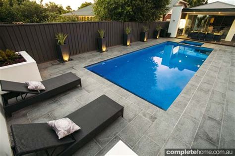 Modern poolside landscaping - Completehome