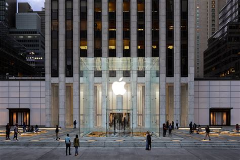 Apple Fifth Avenue: The cube is back - Apple