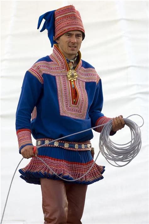 Man in Sami Norwegian national costume, Finnmark, North Norway | 民族衣裳, ファッション, 伝統的な服