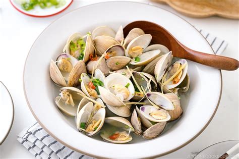 Japanese Sake-Steamed Clams (Video) あさりの酒蒸し • Just One Cookbook