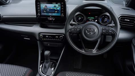 Toyota Yaris Hybrid interior & comfort | DrivingElectric