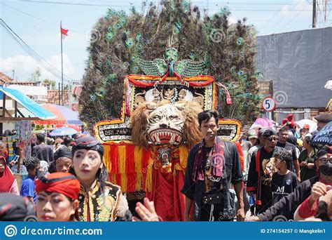 Javanese Performing Reog Dance. Editorial Photography - Image of peacock, asia: 274154257