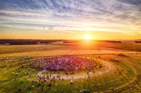 Summer solstice 2018 at Stonehenge: Thousands across UK gather to celebrate spectacle as sun ...