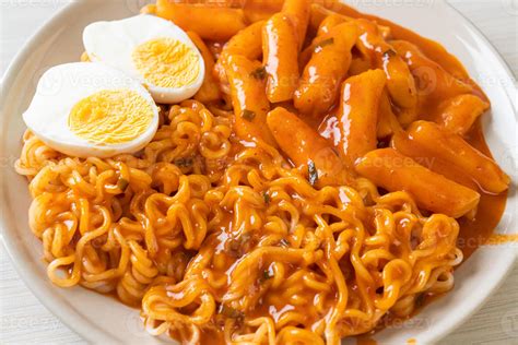 Rabokki or Ramen or Korean instant noodle and Tteokbokki in spicy korean sauce 2705314 Stock ...