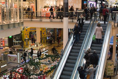 Christmas in Shopping Mall | Copyright-free photo (by M. Vorel) | LibreShot