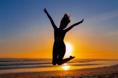 Free Photo | Full shot silhouette jumping at sunset