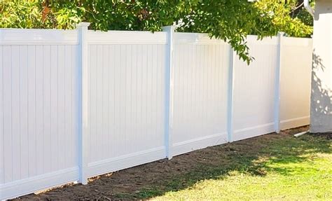 How to Choose the Right Vinyl Fence Color for Your Yard