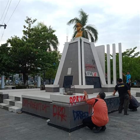 Monumen Pahlawan Nasional Yos Sudarso di Tegal Jadi Korban Vandalisme ...